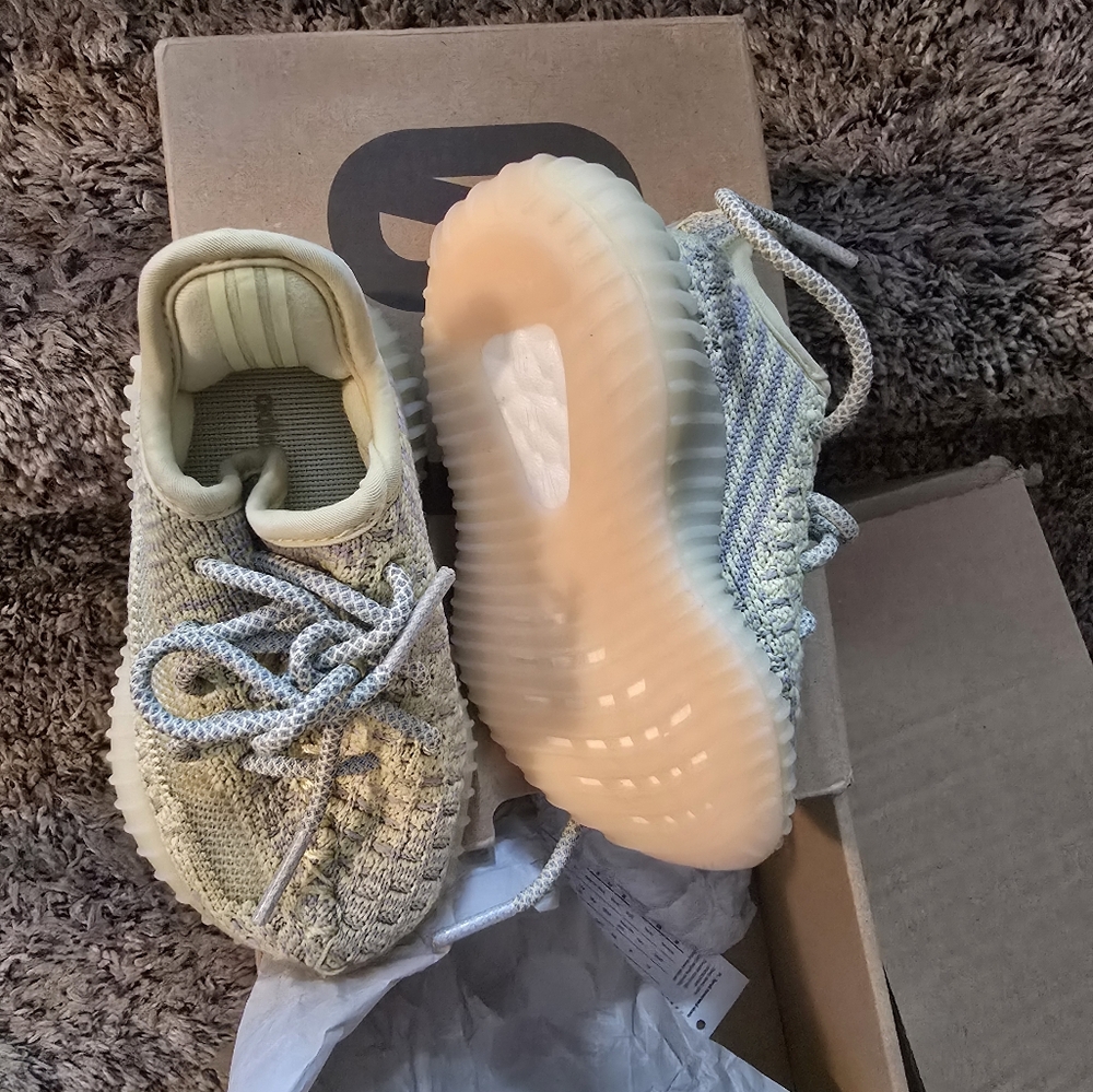 Yeezy 350 infant size 5, antalia color..see picture
